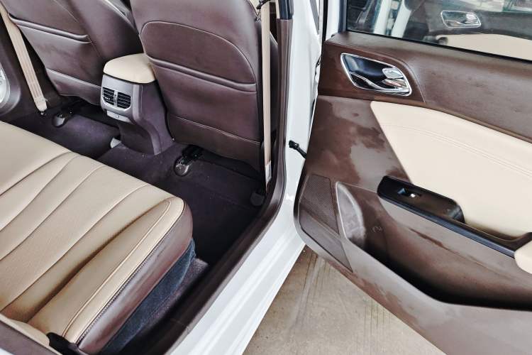 Used Baojun 310W 2017 1.5L Manual Fashion Edition China VI Interior 5