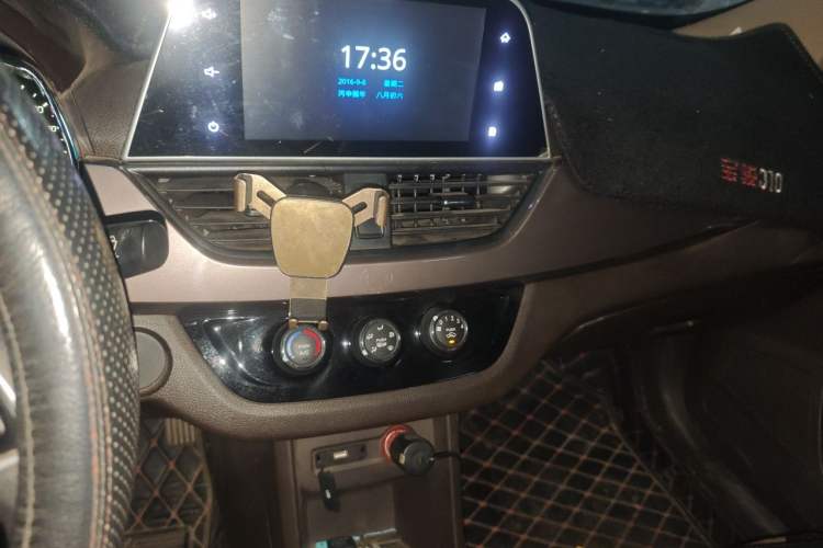 Used Baojun 310W 2017 1.5L Manual Fashion Edition China VI Audio And AC Panel
