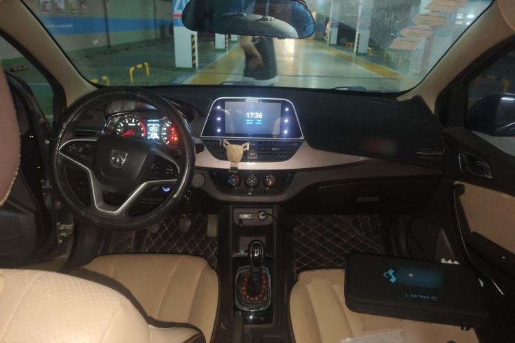 Used Baojun 310W 2017 1.5L Manual Fashion Edition China VI Center Console