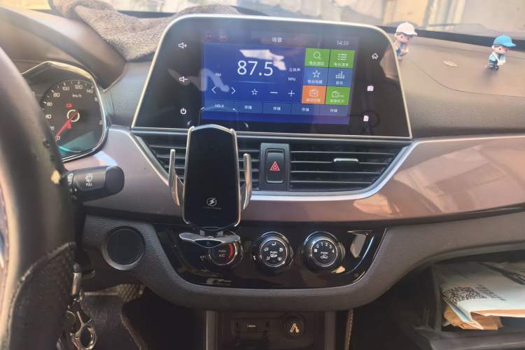 Used Baojun 310W 2017 1.5L Manual Fashion Model China V Audio And AC Panel