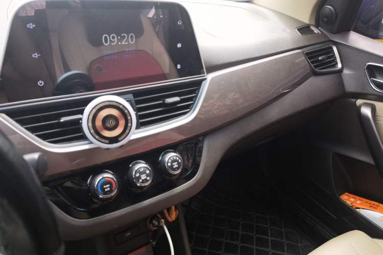 Used Baojun 310W 2017 1.5L Manual Fashion Model China V Audio And AC Panel