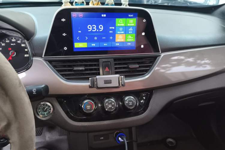 Used Baojun 310W 2017 1.5L Manual Fashion Model China V Audio And AC Panel