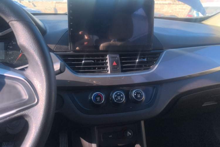 Used Baojun 310W 2017 1.5L Manual Comfort Version China V Audio And AC Panel