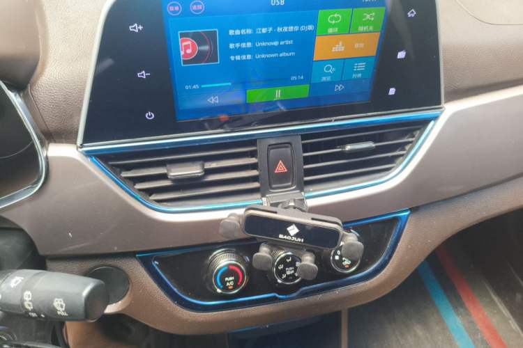 Used Baojun 310W 2017 1.5L Manual Fashion Edition China VI Audio And AC Panel