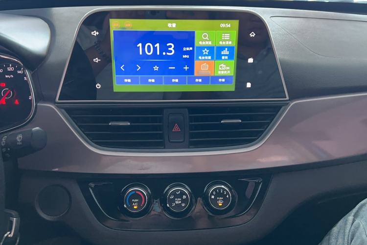Used Baojun 310W 2017 1.5L Manual Fashion Edition China VI Audio And AC Panel