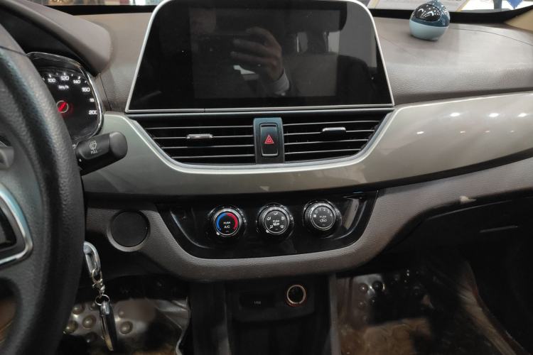 Used Baojun 310W 2017 1.5L Manual Fashion Model China V Audio And AC Panel