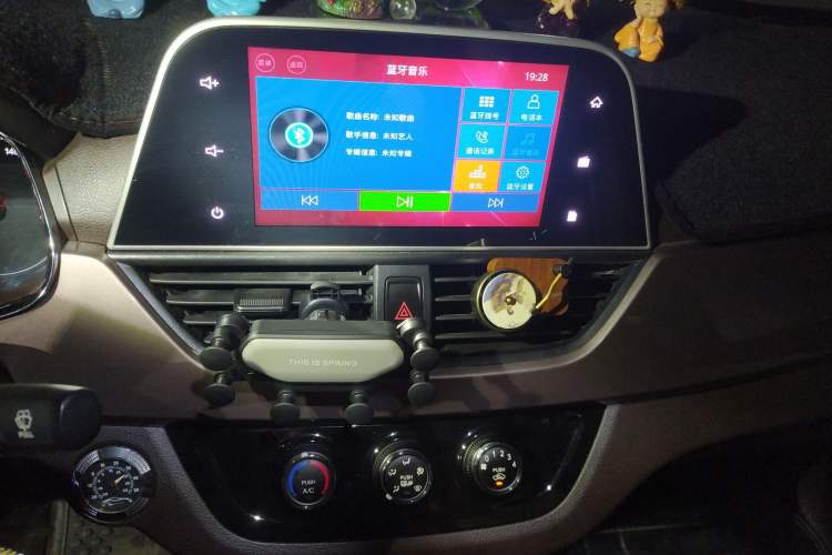 Used Baojun 310W 2017 1.5L Manual Fashion Model China V Audio And AC Panel