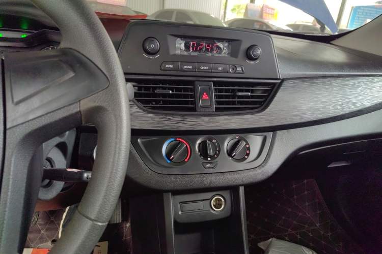 Used Baojun 310W 2017 1.2L Manual Value Edition China V Audio And AC Panel
