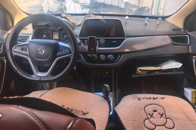 Used Baojun 310W 2017 1.5L Manual Fashion Model China V Center Console
