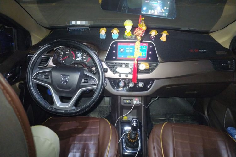 Used Baojun 310W 2017 1.5L Manual Fashion Model China V Center Console