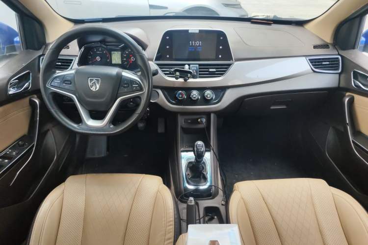 Used Baojun 310W 2017 1.5L Manual Fashion Model China V Center Console