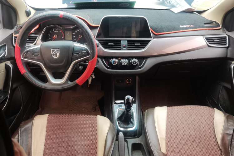 Used Baojun 310W 2017 1.5L Manual Fashion Model China V Center Console