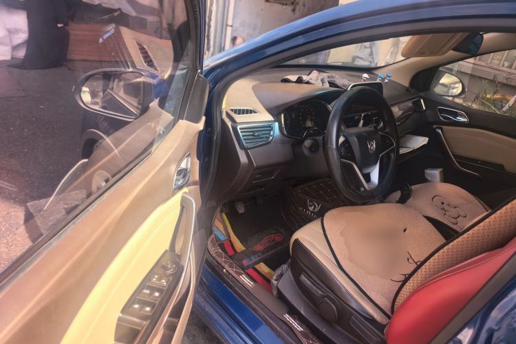 Used Baojun 310W 2017 1.5L Manual Fashion Model China V Driver Seat