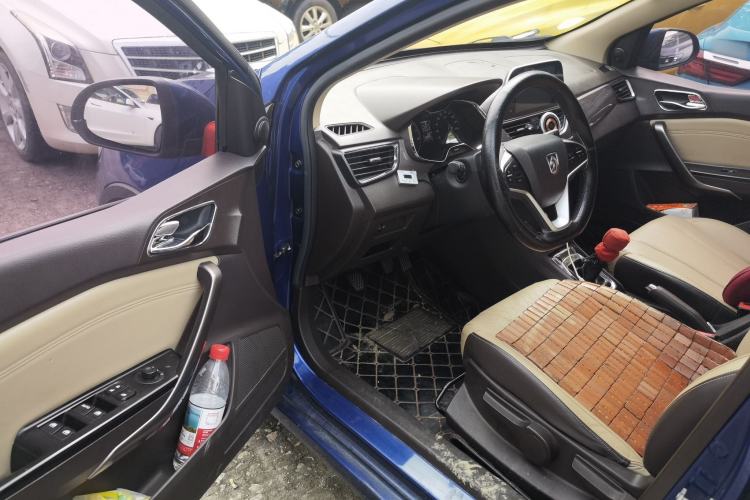 Used Baojun 310W 2017 1.5L Manual Fashion Model China V Driver Seat