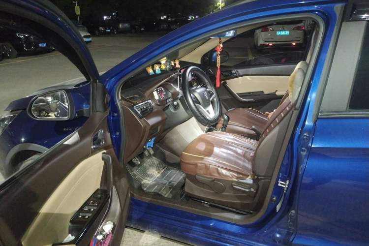 Used Baojun 310W 2017 1.5L Manual Fashion Model China V Driver Seat