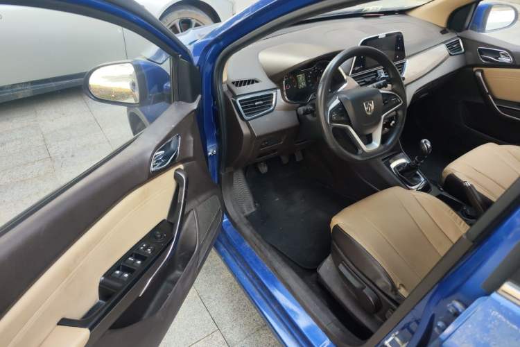 Used Baojun 310W 2017 1.5L Manual Fashion Model China V Driver Seat