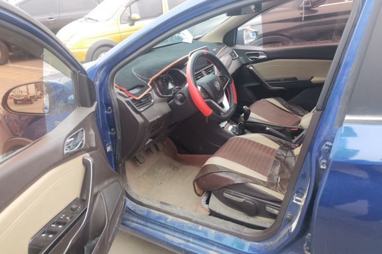 Used Baojun 310W 2017 1.5L Manual Fashion Model China V Driver Seat