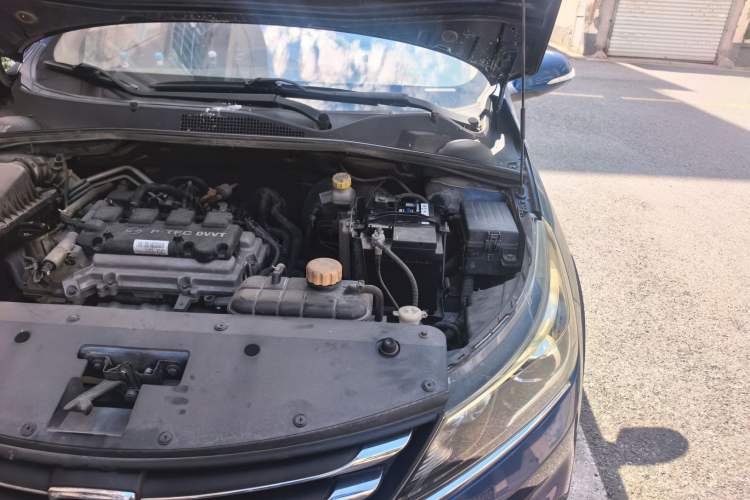 Used Baojun 310W 2017 1.5L Manual Fashion Model China V Engine Bay Left