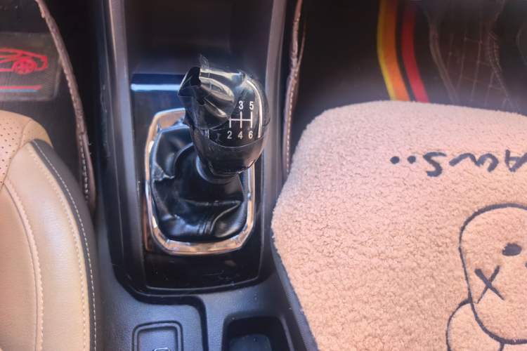 Used Baojun 310W 2017 1.5L Manual Fashion Model China V Gear Lever