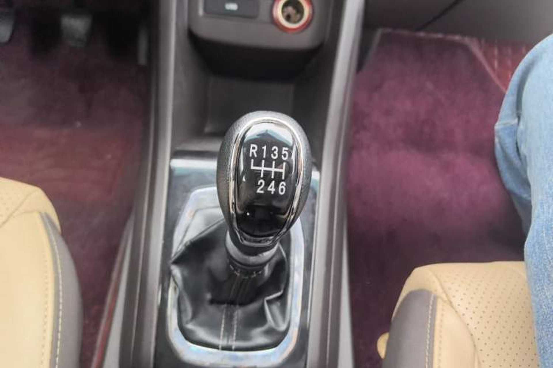 Used Baojun 310W 2017 1.5L Manual Luxury Edition China V Gear Lever