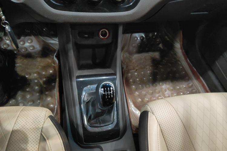 Used Baojun 310W 2017 1.5L Manual Fashion Model China V Gear Lever