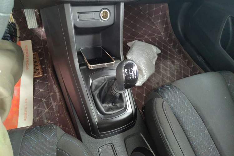 Used Baojun 310W 2017 1.2L Manual Value Edition China V Gear Lever