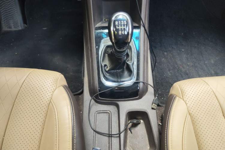Used Baojun 310W 2017 1.5L Manual Fashion Model China V Gear Lever