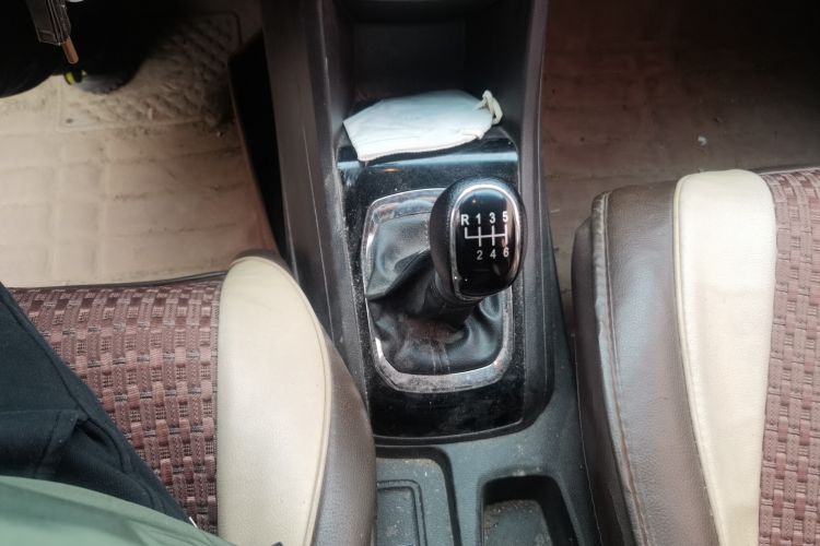 Used Baojun 310W 2017 1.5L Manual Fashion Model China V Gear Lever