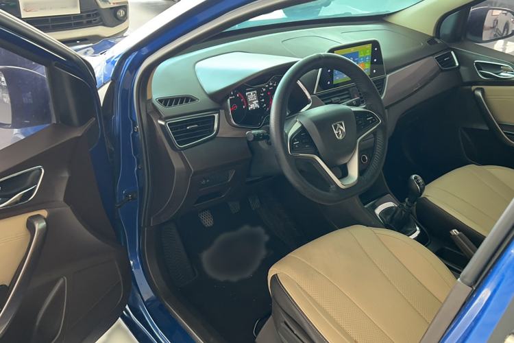 Used Baojun 310W 2017 1.5L Manual Fashion Edition China VI Interior 2