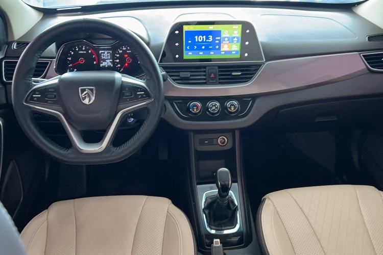Used Baojun 310W 2017 1.5L Manual Fashion Edition China VI Interior 3
