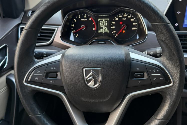 Used Baojun 310W 2017 1.5L Manual Fashion Model China V Interior 3