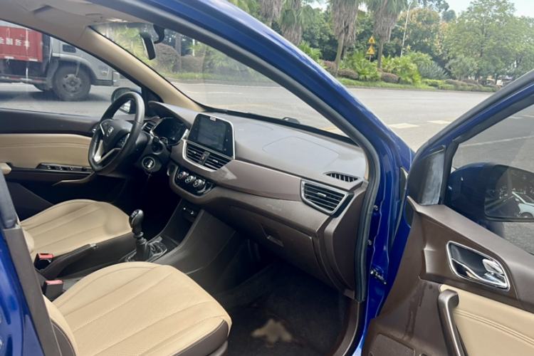 Used Baojun 310W 2017 1.5L Manual Fashion Model China V Interior 4