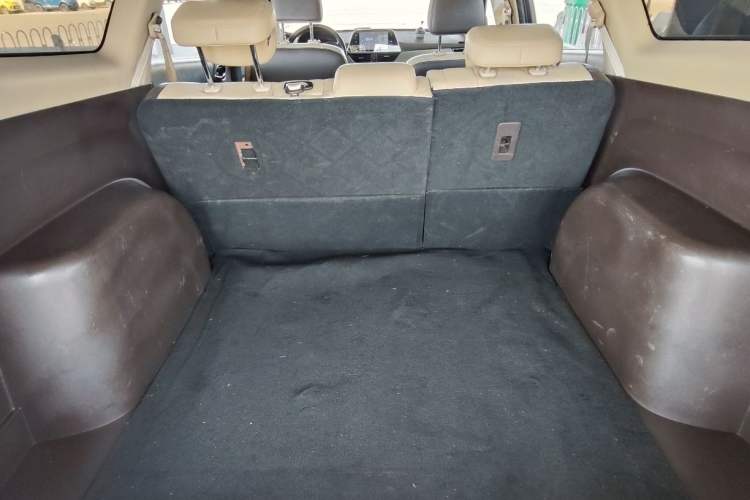 Used Baojun 310W 2017 1.5L Manual Fashion Model China V Interior 4