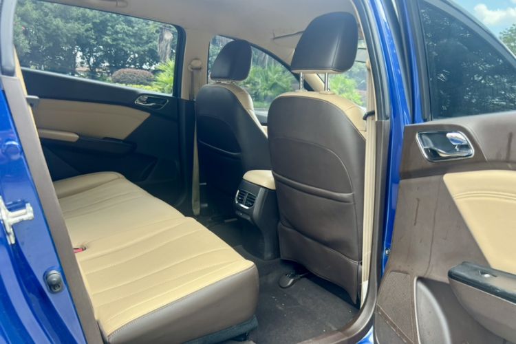 Used Baojun 310W 2017 1.5L Manual Fashion Model China V Interior 5
