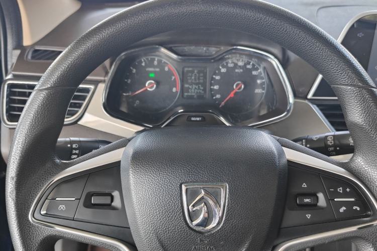Used Baojun 310W 2017 1.5L Manual Fashion Model China V Interior 5