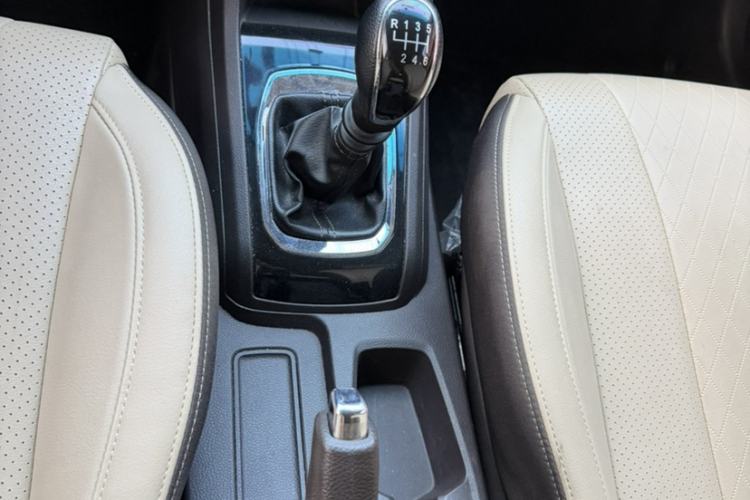 Used Baojun 310W 2017 1.5L Manual Fashion Model China V Interior 5