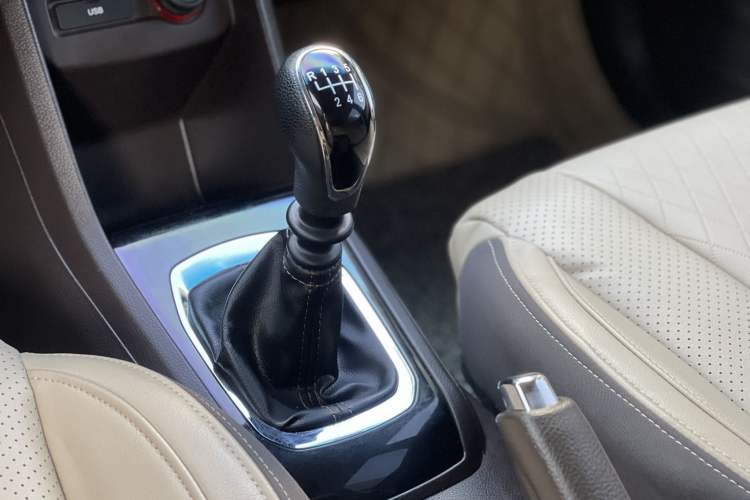 Used Baojun 310W 2017 1.5L Manual Fashion Model China V Interior 5