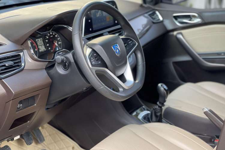 Used Baojun 310W 2017 1.5L Manual Fashion Model China V Interior 6