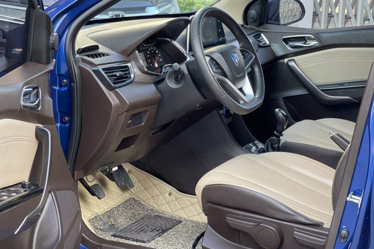 Used Baojun 310W 2017 1.5L Manual Fashion Model China V Interior 7