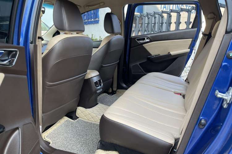 Used Baojun 310W 2017 1.5L Manual Fashion Model China V Interior 8