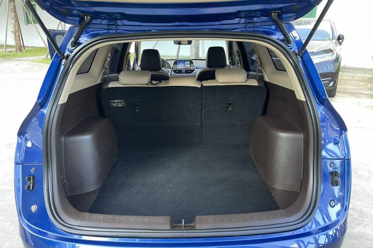 Used Baojun 310W 2017 1.5L Manual Fashion Model China V Interior 9