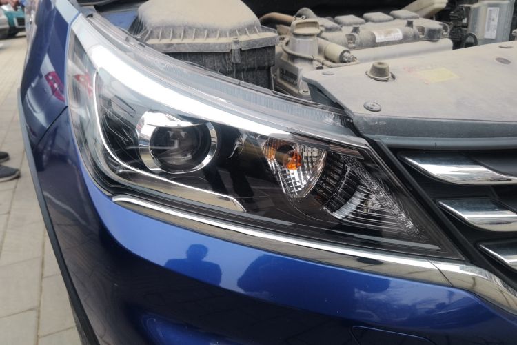 Used Baojun 310W 2017 1.5L Manual Fashion Model China V Right Front Headlight