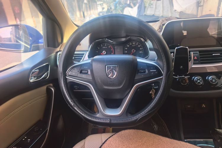 Used Baojun 310W 2017 1.5L Manual Fashion Model China V Steering Wheel