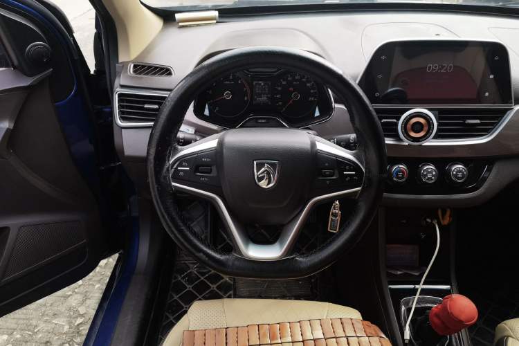 Used Baojun 310W 2017 1.5L Manual Fashion Model China V Steering Wheel