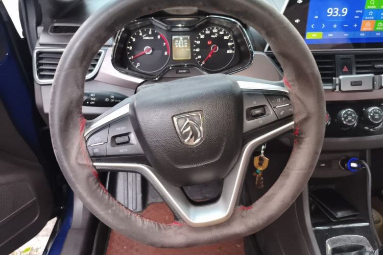 Used Baojun 310W 2017 1.5L Manual Fashion Model China V Steering Wheel