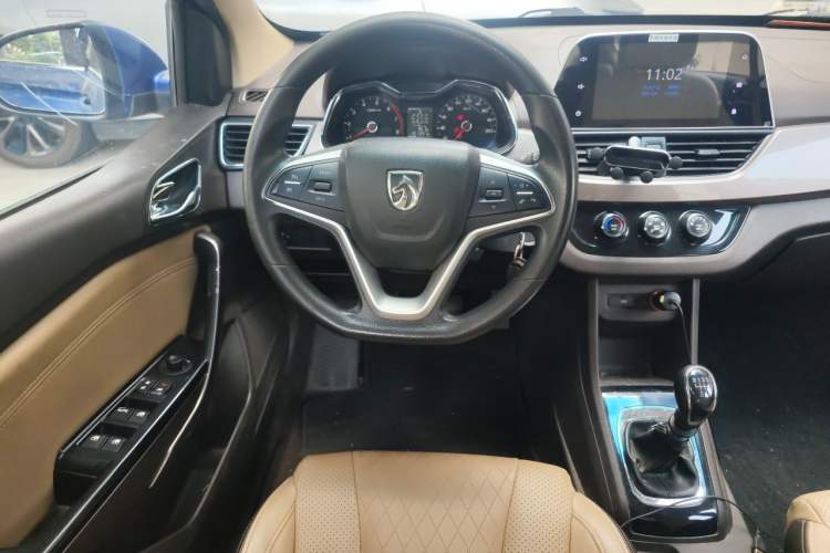 Used Baojun 310W 2017 1.5L Manual Fashion Model China V Steering Wheel