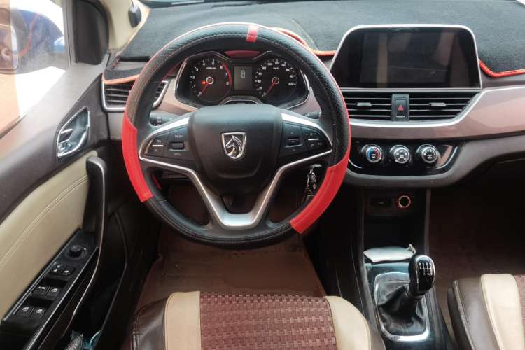 Used Baojun 310W 2017 1.5L Manual Fashion Model China V Steering Wheel