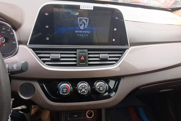 Used Baojun 310W 2017 1.5L Manual Fashion Model China V Audio And AC Panel