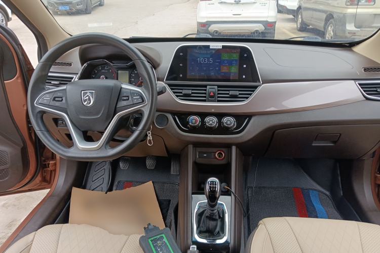 Used Baojun 310W 2017 1.5L Manual Fashion Model China V Center Console