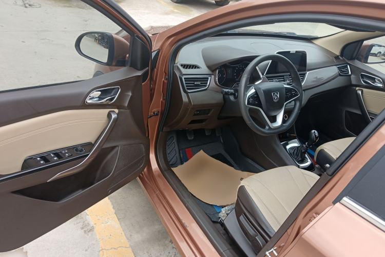 Used Baojun 310W 2017 1.5L Manual Fashion Model China V Driver Seat